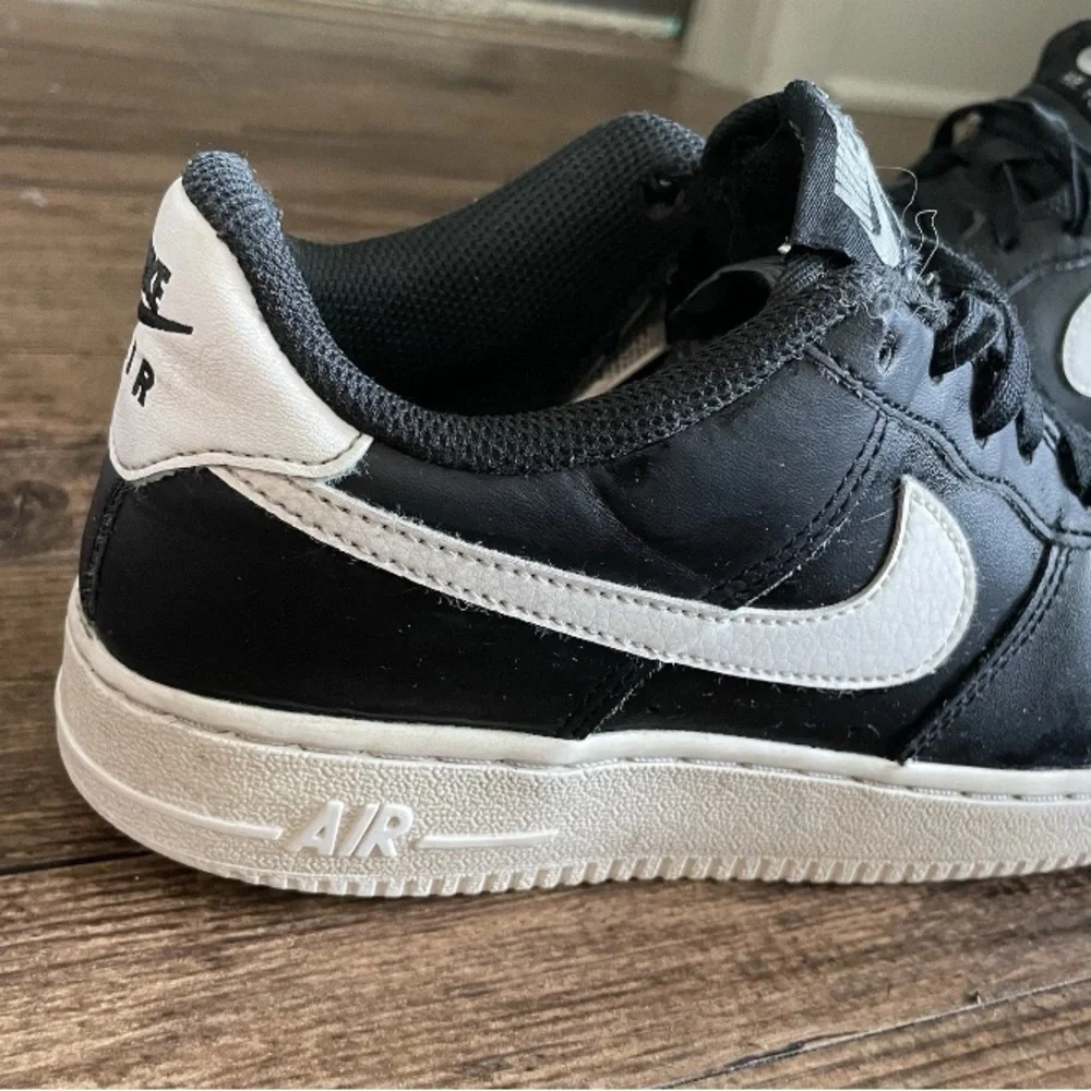 Nike Black and White Sneakers 5Y
